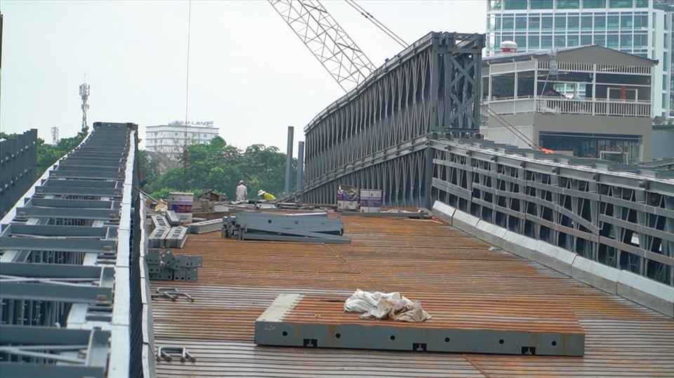 Ở những vị trí không bị ảnh hưởng sau sự cố sà lan tông cầu An Phú Đông, công nhân tiếp tục thi công để dự án sớm hoàn thành trong tháng 10. Ảnh Hữu Huy