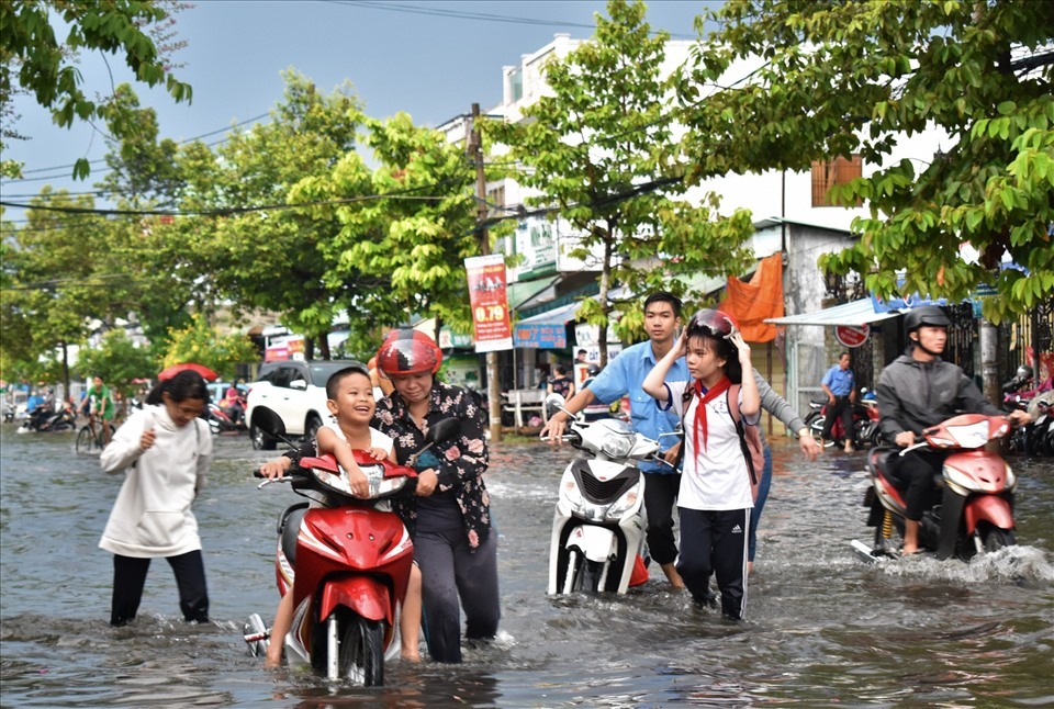 Học sinh quận Bình Thủy (TP Cần Thơ) lội nước đến trường trong triều cường. Ảnh: Thành Nhân