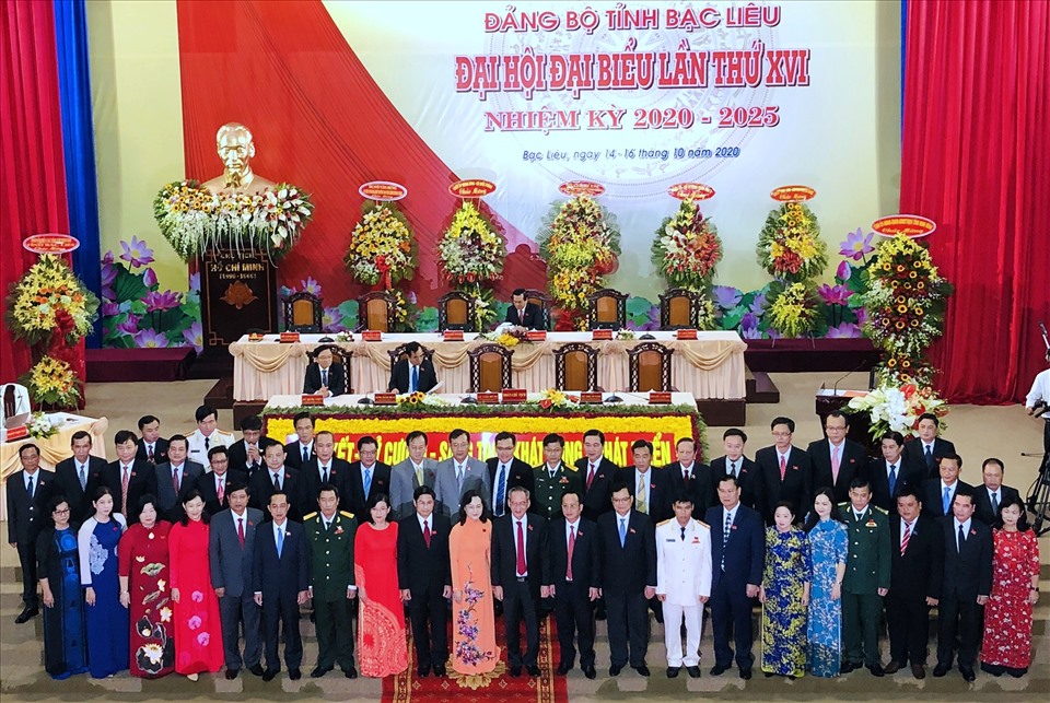 Ban chấp hành Đảng bộ tỉnh Bạc Liêu khóa XVI ra mắt đại hội (ảnh Nhật Hồ)