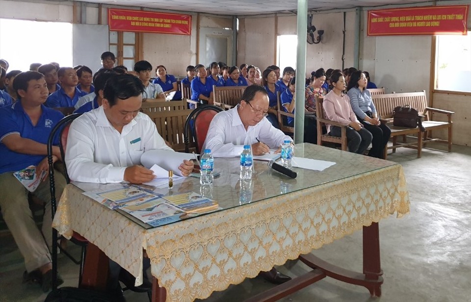 Ban Giám đốc Cty CP In An Giang cùng CNLĐ tham dự buổi tuyên truyền pháp luật. Ảnh: Cẩm Tú