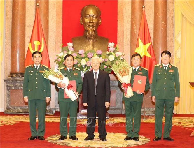 Tổng Bí thư, Chủ tịch nước Nguyễn Phú Trọng trao Quyết định thăng quân hàm cho 2 vị tướng quân đội. Ảnh: Trí Dũng/TTXVN