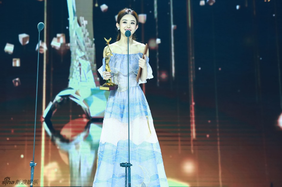 Năm 2015, nhờ bộ phim Hoa Thiên Cốt cô vươn lên thành ngôi sao hạng A. Sang đến năm 2016 Lệ Dĩnh được làm Đại sứ Du lịch tỉnh Hà Bắc, nơi cô sinh ra.