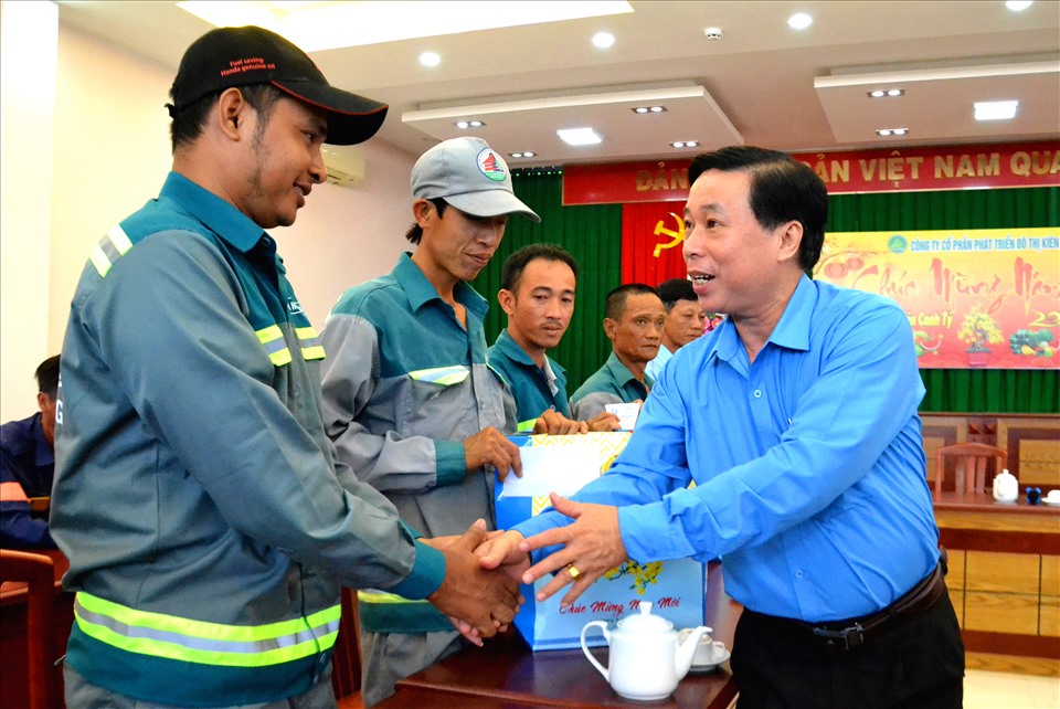 Chủ tịch LĐLĐ tỉnh Kiên Giang Trần Thanh Việt trong lần đến thăm, tặng quà cho công nhân đang làm việc trực tiếp tại Công ty Môi trường - Đô thị tỉnh Kiên Giang. Ảnh: LT
