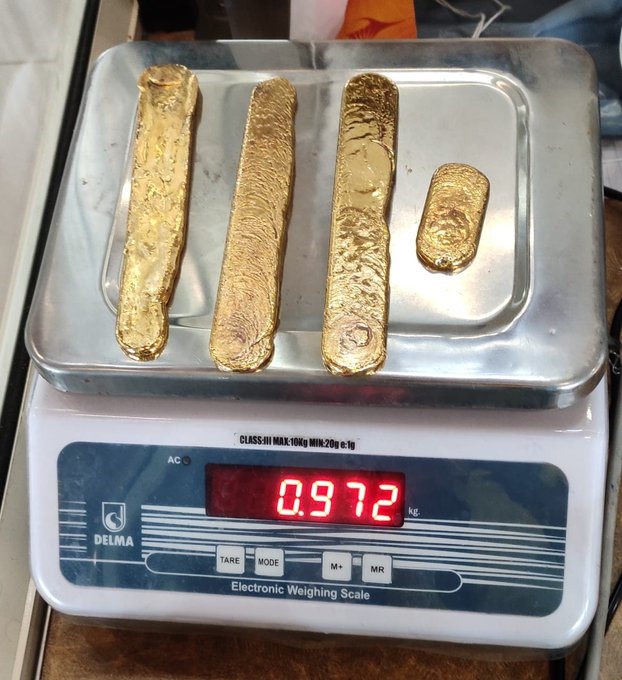 Số vàng lậu gần 1kg được giấu trong trực tràng của hành khách đi máy bay ở Ấn Độ. Ảnh: Fox News.