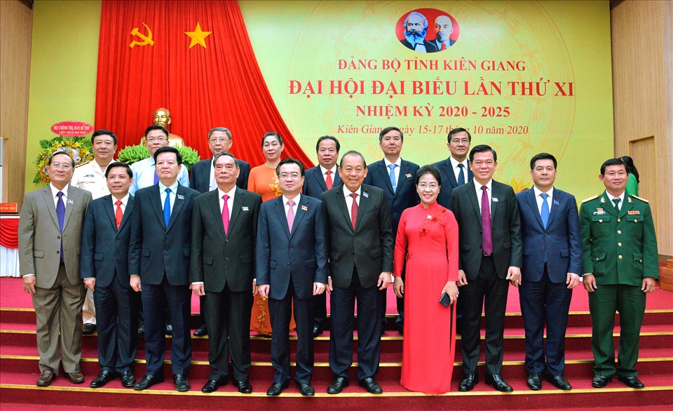 Các đại biểu chụp ảnh lưu niệm với Ủy viên Bộ Chính tri, Phó Thủ tướng Thường trực Chính phủ Trương Hòa Bình. Ảnh: BTC Đại hội cung cấp.