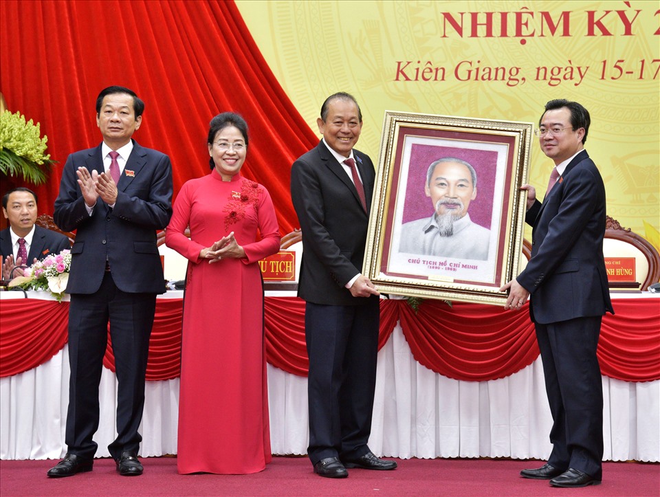 Ông Đỗ Thanh Bình (bìa trái ảnh) cùng lãnh đạo Tỉnh ủy Kiên Giang khóa X nhận quà tặng Đại hội từ Phó Thủ tướng Thường trực Chính phủ Trương Hòa Bình. Ảnh: BTC Đại hội cung cấp.