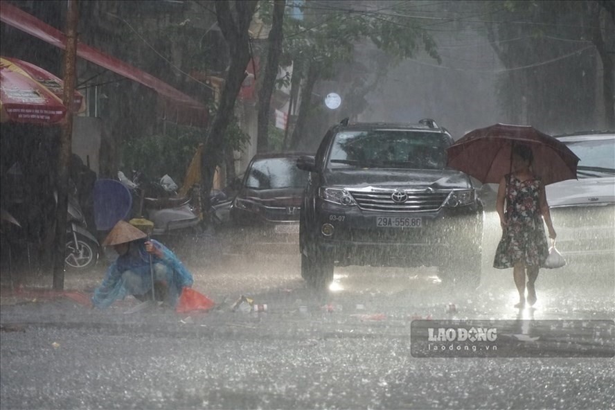 Hãy bảo vệ ô tô ngày mưa bằng các mẹo đơn giản (Ảnh: Tạ Quang)