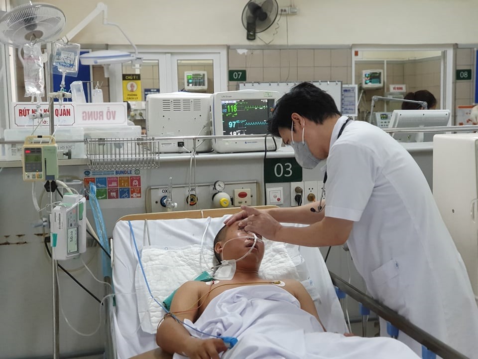 TS.BS Nguyễn Tiến Dũng - Trung tâm Chống độc thăm khám cho một bệnh nhân ngộ độc methanol