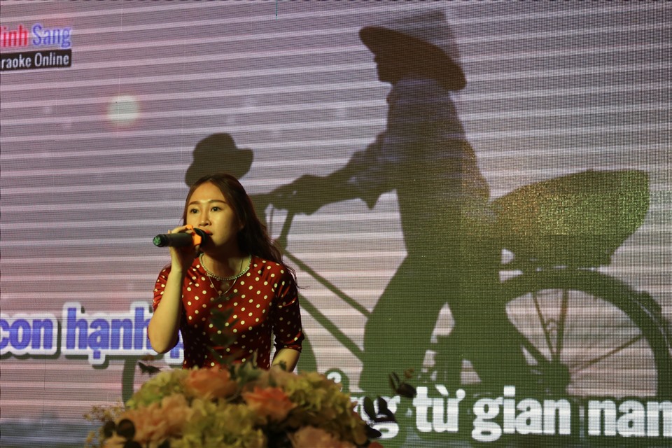 Cô giáo Nguyễn Nhật Thu Trà thể hiện bài hát ” Gánh Mẹ“. Ảnh: Phương Linh