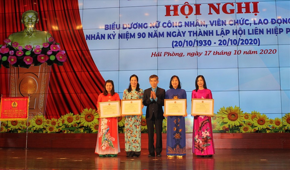 PCT Tổng LĐLĐVN Trần Văn Thuật trao bằng khen  tặng 4 tập thể, cá nhân có thành tích trong thực hiện Nghị quyết 6b/NQ-TLĐ. Ảnh MD