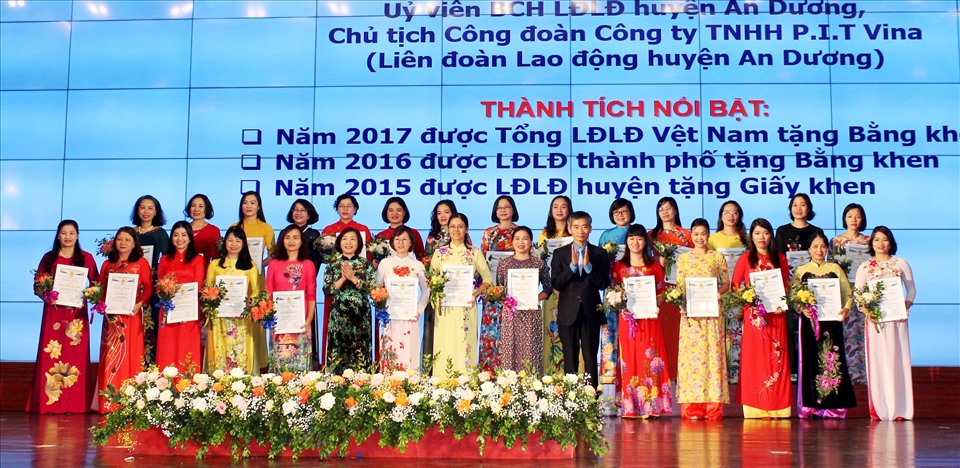 90 nữ CNVCLĐ tiêu biểu được biểu dương tại hội nghị. Ảnh MD