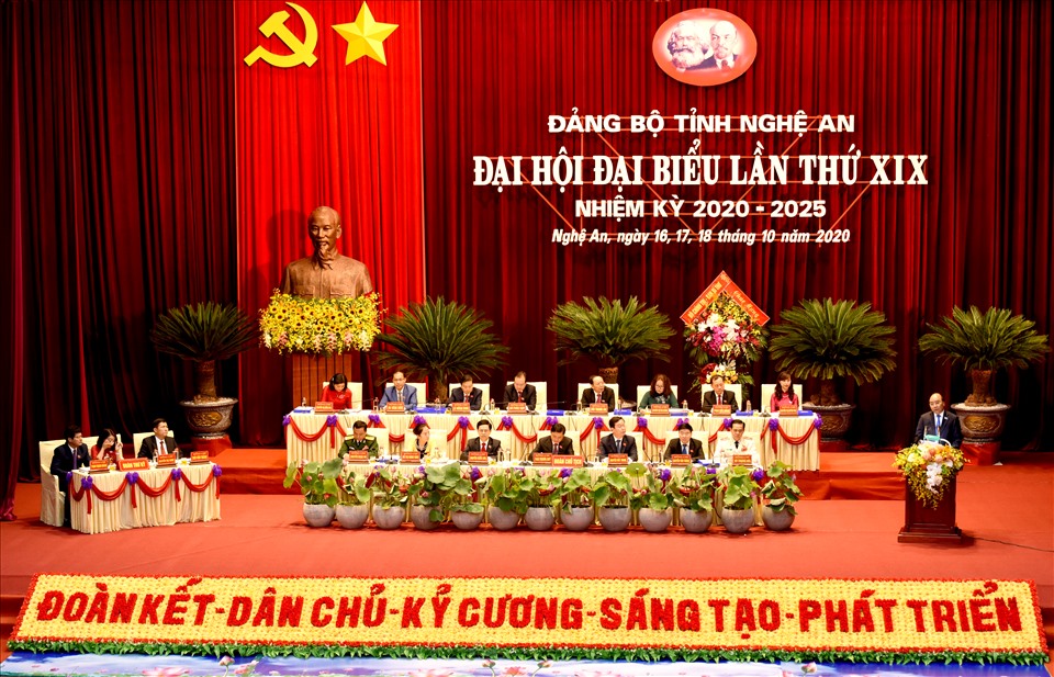 Thủ tướng Nguyễn Xuân Phúc nêu 8 vấn đề trọng tâm, định hướng phát triển kinh tế-xã hội tỉnh Nghệ An. Ảnh: Đức Quang