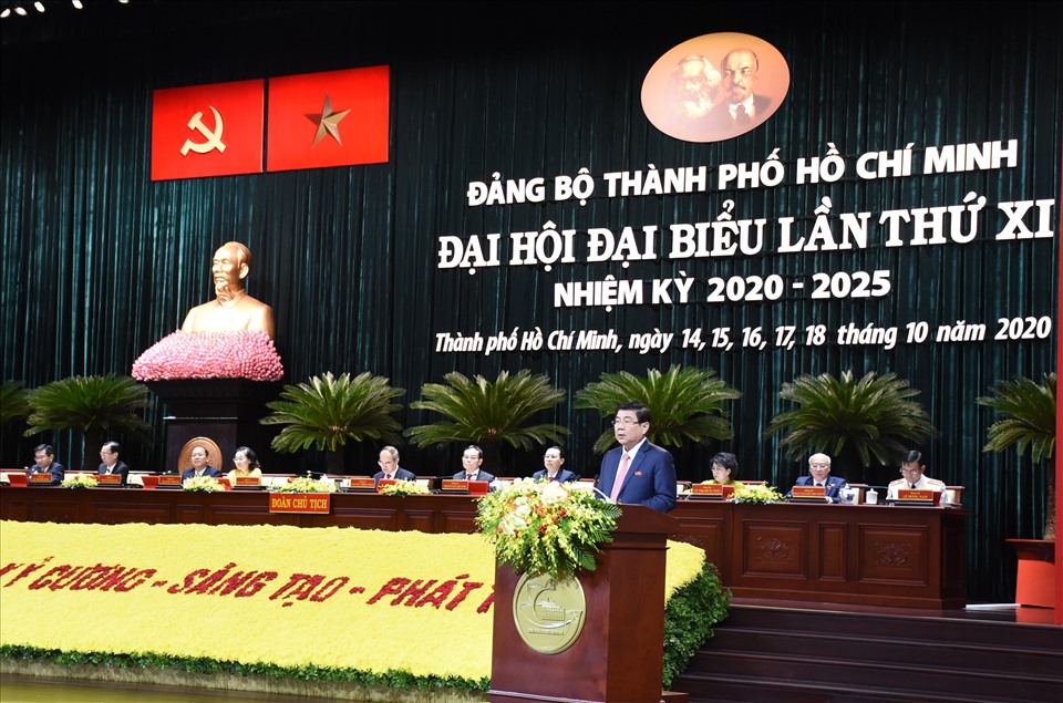 Chủ tịch UBND TPHCM Nguyễn Thành Phong báo cáo tại Đại hội.   Ảnh: BCT Đại hội