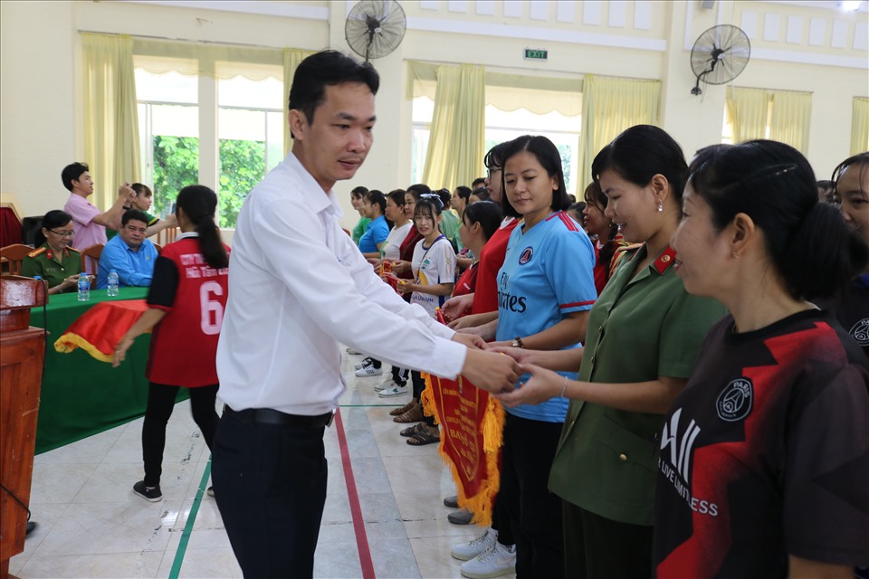 Đồng chí Nguyễn Văn Tính, Phó chủ tịch LĐLĐ huyện Cao Lãnh trao cờ lưu niệm cho các đội thi đấu. Ảnh: LN