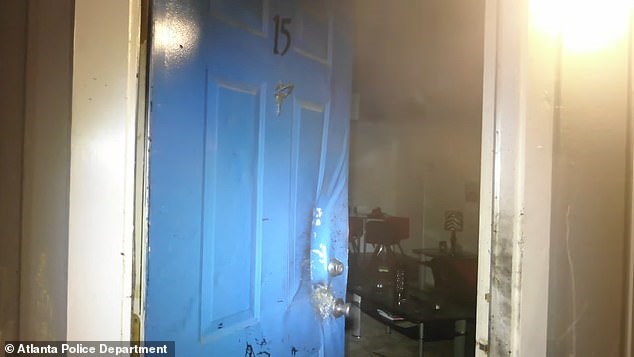 Cánh cửa nhà nghi phạm đã bị phá hỏng trước khi máy bay không người lái tiến hành nhiệm vụ. Ảnh: Daily Mail