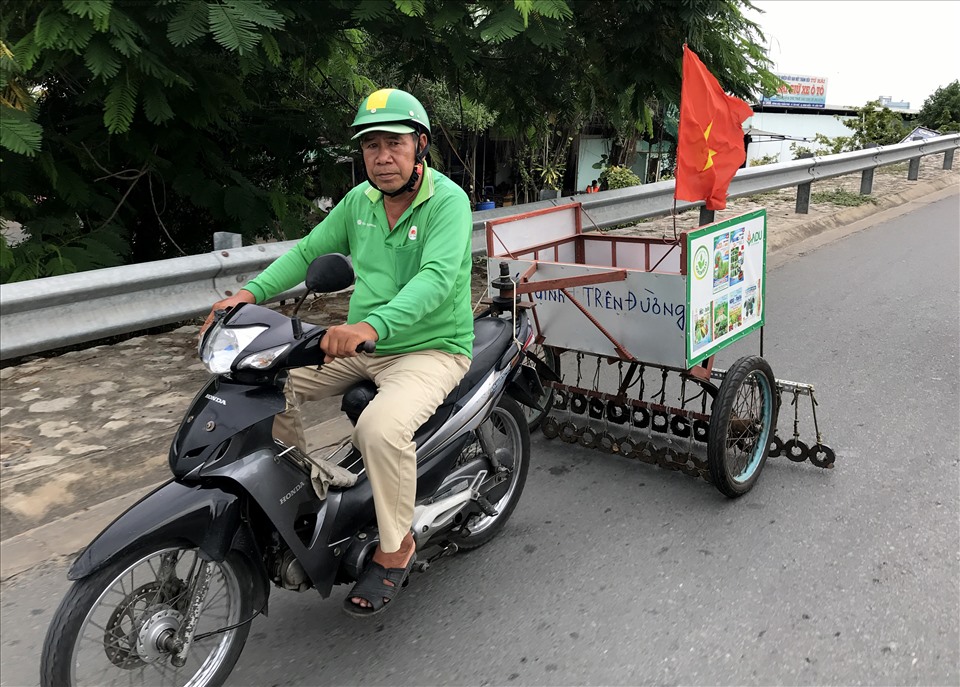 Cứ cách 3 ngày 1 lần, ông Lê Văn Dựa (59 tuổi, ngụ ấp Thạnh Phước 2, xã Trung Thạnh, huyện Cờ Đỏ, Cần Thơ) lại rong ruổi trên chiếc xe máy cà tàng, phía sau được chế thêm thùng xe, mang theo thiết bị tự chế để đi hút đinh.