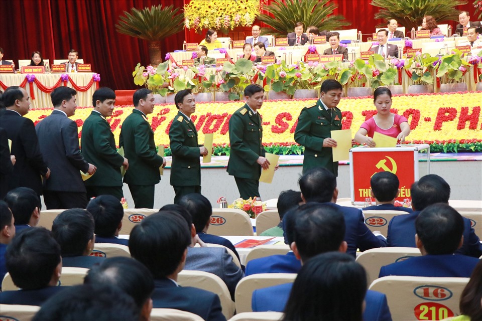 Đại biểu bỏ phiếu bầu Ban Chấp hành Đảng bộ tỉnh Nghệ An nhiệm kỳ 2020-2025. Ảnh: Kiên Cường
