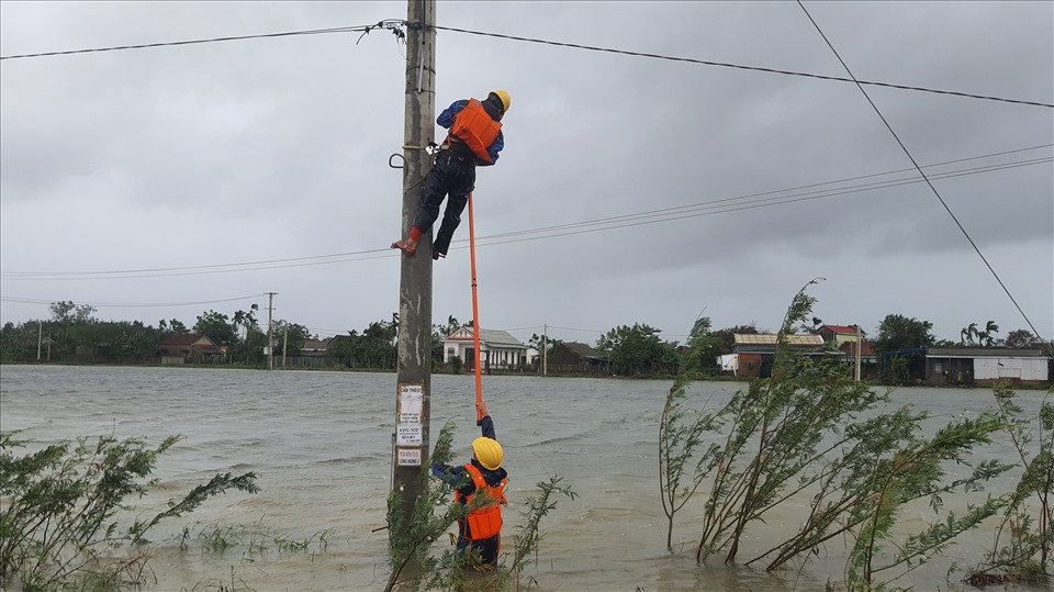 Đối với những vùng ngập lụt Công ty Điện lực Quảng Trị đã chủ động tạm ngưng cấp điện để đảm bảo an toàn