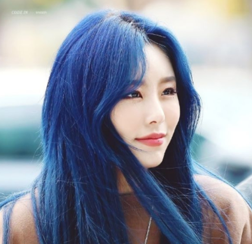 Seolhyun được đánh giá cao khi thay đổi phong cách với mái tóc màu xanh dương. Ảnh nguồn: Mnet.