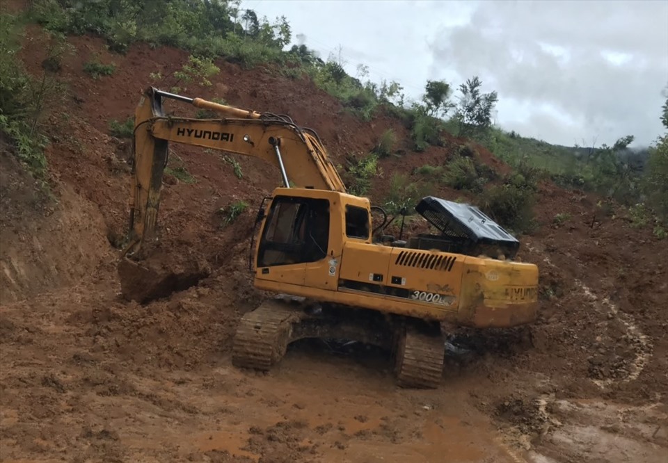 Đường DT606 ở huyện Tây Giang bị sạt lở nghiêm trọng.