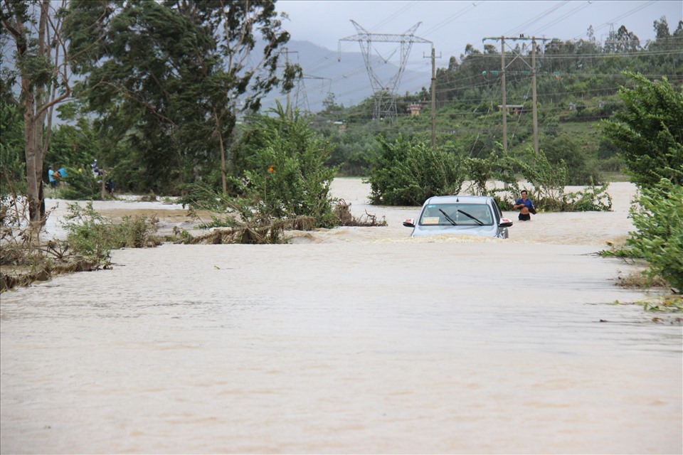 Bất chấp nước đang ngập sâu ở huyện Đại Lộc một xe con băng qua dòng nước lũ.