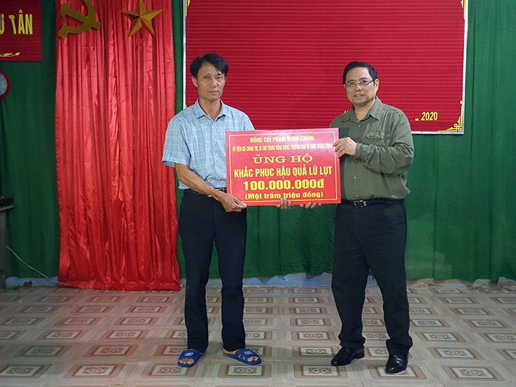 Trưởng Ban Tổ chức Trung ương Phạm Minh Chính tặng quà cho xã Tân Ninh. Ảnh BTC