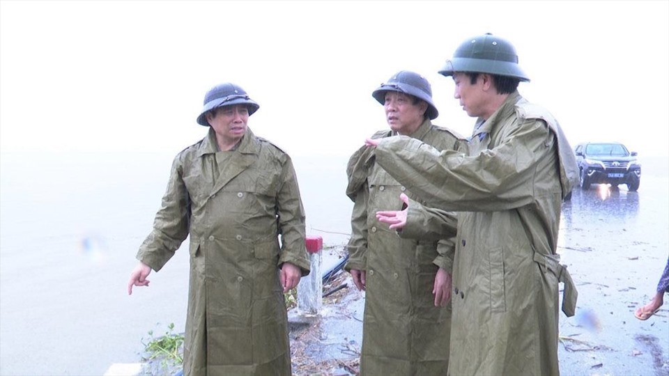 Ông Phạm Minh Chính (giữa) cùng đoàn công tác kiểm tra công tác khắc phục hậu quả lũ trên địa bàn tỉnh Quảng Trị. Ảnh BTC