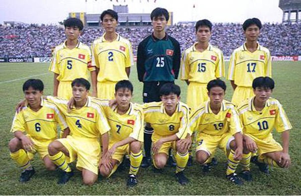 Nguyễn Văn Vinh, số 15 khi còn khoác áo U16 Việt Nam cùng Văn Quyến, Như Thuật vào bán kết U16 Châu Á 1999. Ảnh: Thể thao Văn hóa.