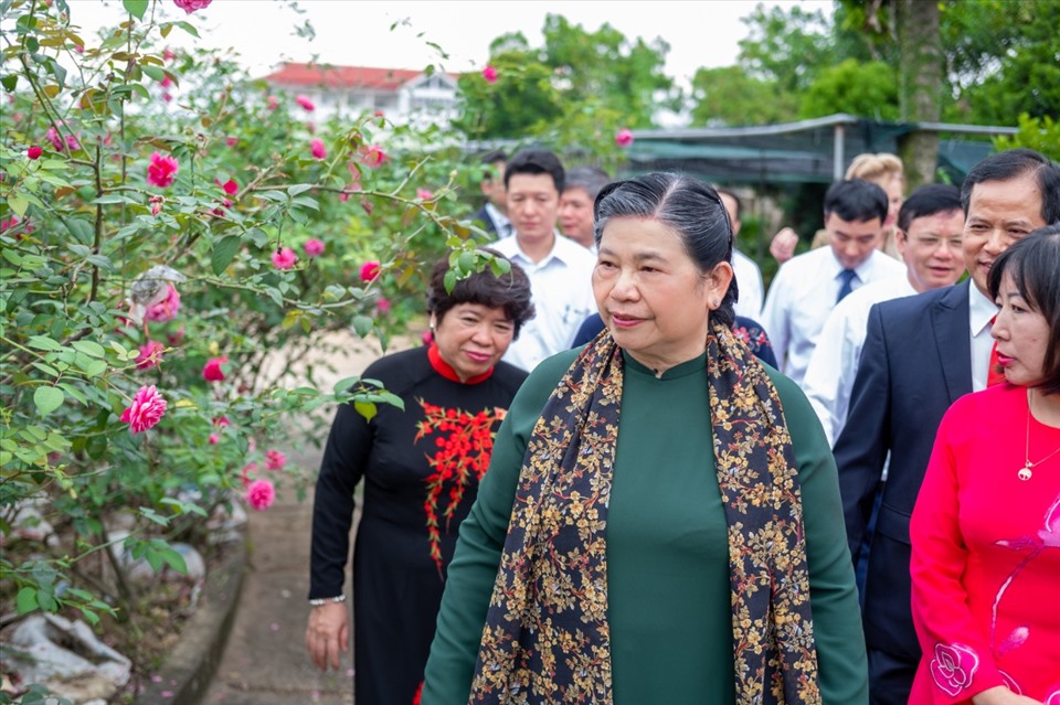 Đồng chí Tòng Thị Phóng và đoàn công tác, lãnh đạo tỉnh Thái Nguyên, ĐH Thái Nguyên trồng cây lưu niệm tại khuôn viên ĐH Thái Nguyên.