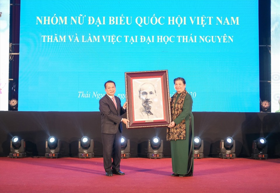 Nhân dịp thăm và làm việc tại ĐH Tháo Nguyên, đồng chí Tòng Thị Phóng tặng cán bộ, giảng viên và sinh viên ĐHTN bức chân dung Chủ tịch Hồ Chí Minh.