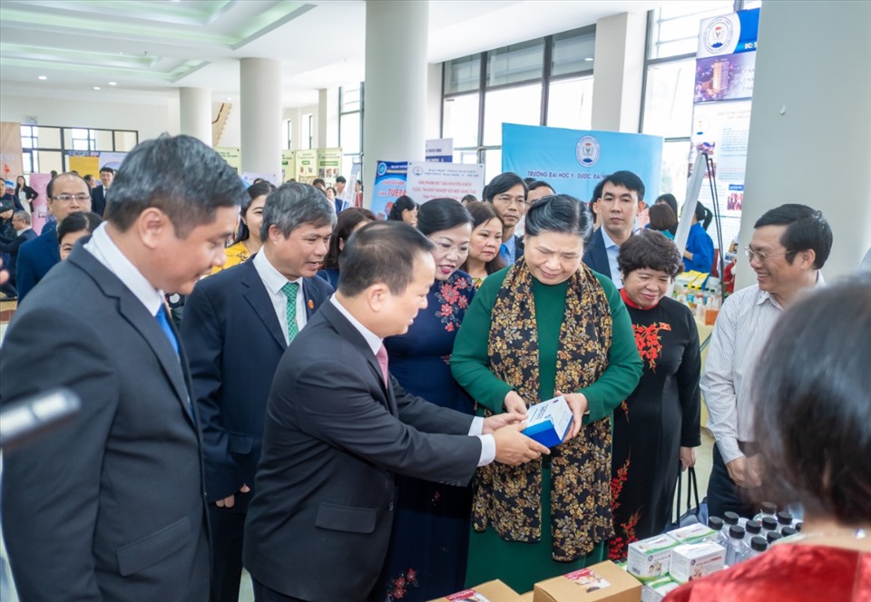 Đồng chí Tòng Thị Phóng và đoàn công tác, lãnh đạo tỉnh Thái Nguyên, Đại học Thái Nguyên thăm quan một số sản phẩm khoa học công nghệ của Đại học Thái Nguyên.