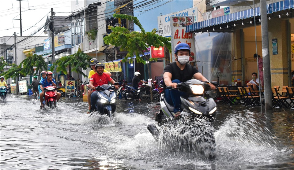 Một người dân sống gần hiện trường vụ tai nạn chết người này cho biết: Từ khi xảy ra vụ tai nạn đến nay vẫn không thấy cơ quan chức năng giăng dây, lắp đèn tín hiệu và gắn biển cảnh báo. Nhà tôi có trẻ nhỏ nên nhìn con rạch và tuyến đường trước nhà bị ngập mà rất lo. Đặc biệt là khu vực này lại không có đèn chiếu sáng nên việc đi lại trong đêm lúc triều cường sẽ rất nguy hiểm.