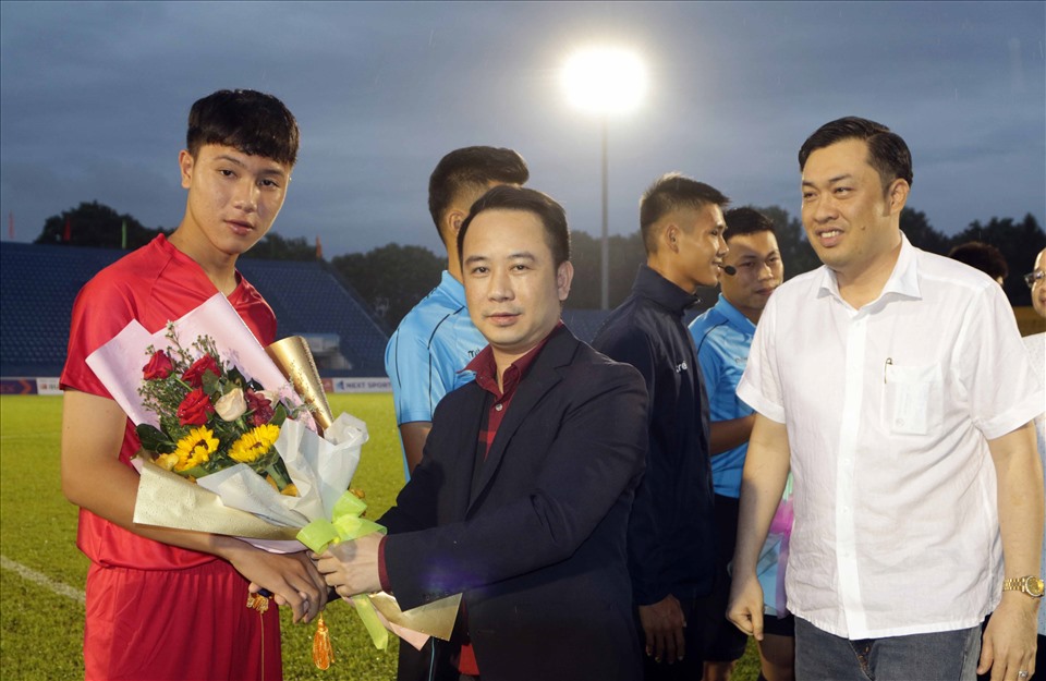Giải U15 Quốc gia - Next Media 2020 đã diễn ra chiều nay tại sân Gò Đậu, Bình Dương. Đến dự có đại diện lãnh đạo của Liên đoàn bóng đá Việt Nam, Next Media và các nhà tài trợ. Giải năm nay diễn ra từ ngày 17 đến 26.10.