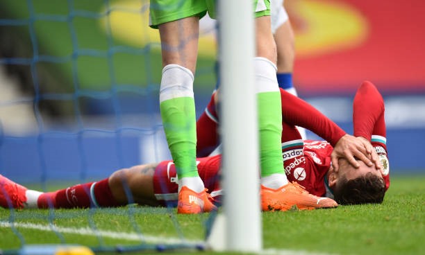 Chấn thương khiến Virgil van Dijk phải rời sân ở phút 11. Ảnh: Getty Images