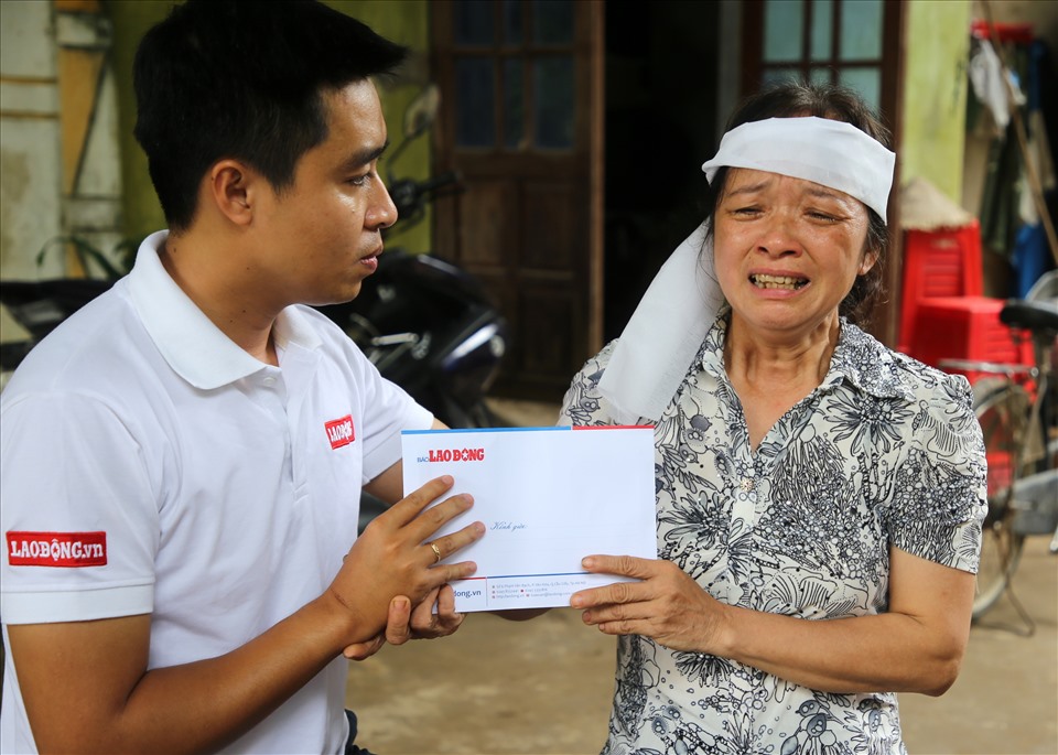 Ngoài việc hỗ trợ cho người dân vùng lũ về nước uống, thức ăn, Quỹ Tấm lòng Vàng Lao Động đã hỗ trợ 10 nạn nhân bị thiệt mạng do mưa lũ tại Quảng Trị với số tiền 3 triệu đồng/người.