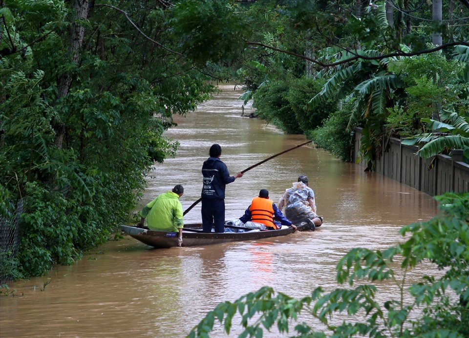 Mưa lớn từ ngày 5.10 đến nay, khiến hầu hết các địa phương ở tỉnh Quảng Trị bị ngập sâu. Trong ảnh, người dân đi lại bằng ghe trên con đường bị ngập nước lũ.