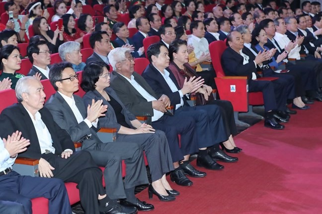 Lãnh đạo, nguyên lãnh đạo Đảng, Nhà nước, MTTQ Việt Nam tham dự chương trình. Ảnh: Quang Vinh