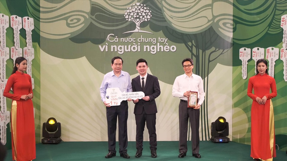 Thay mặt tập thể đội bóng Thủ đô, Chủ tịch CLB Đỗ Vinh Quang đã trao chứng nhận và bảng tượng trưng cho đại diện UB Trung ương MTTQ Việt Nam.