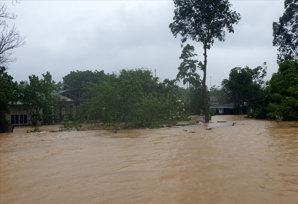Nhiều ngôi nhà chìm trong nước lũ ở huyện Cam Lộ. Ảnh: Hưng Thơ.