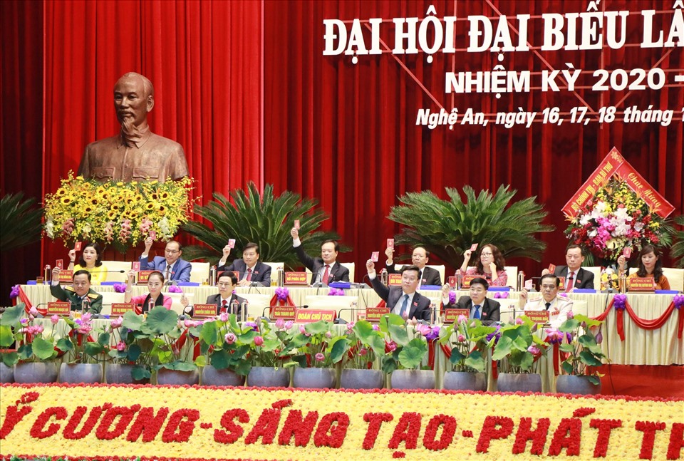Đoàn Chủ tịch điều hành Đại hội Đảng bộ tỉnh Nghệ An nhiệm kỳ 2020-2025. Ảnh: Kiên Cường