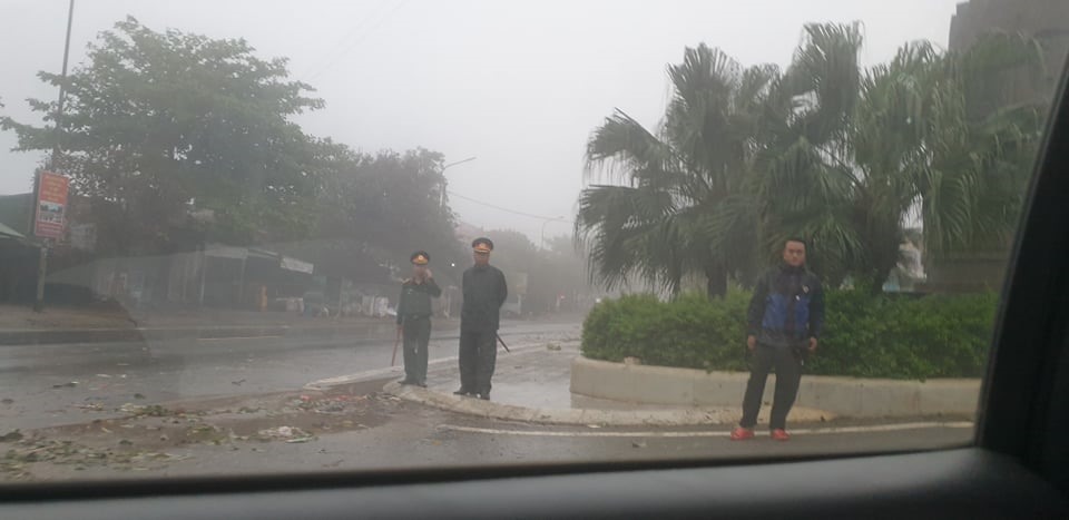 Lực lượng chức năng gác ở đầu đường Hồ Chí Minh nhánh Tây đoạn dẫn vào Đoàn Kinh tế Quốc phòng 337. Ảnh: Hưng Thơ
