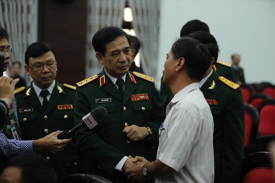 Thượng tướng Phan Văn Giang động viên thân nhân các gia đình liệt sĩ. Ảnh: Hữu Long
