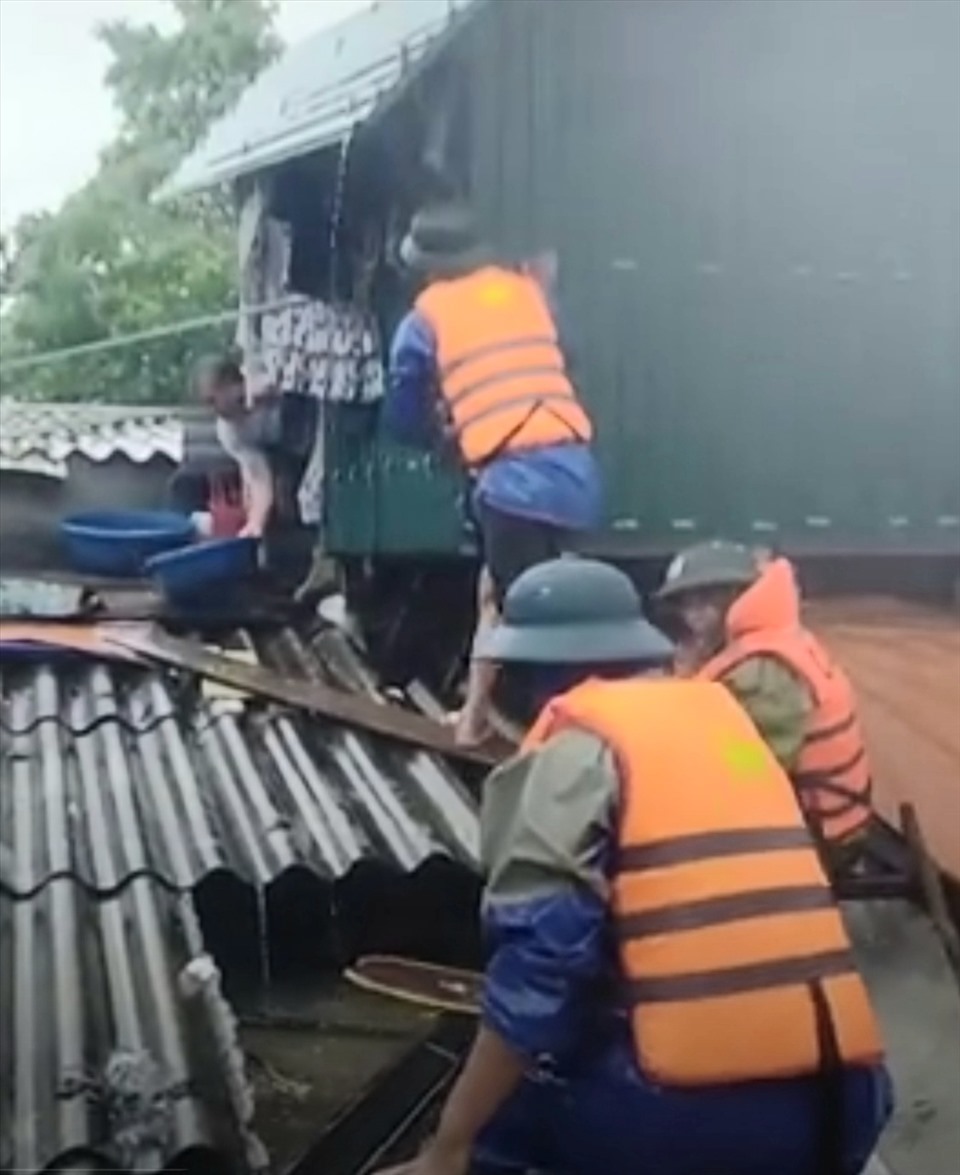 Lực lượng công an huyện Lệ Thủy ứng cứu người dân có nhà bị ngập lụt. Ảnh: CTV