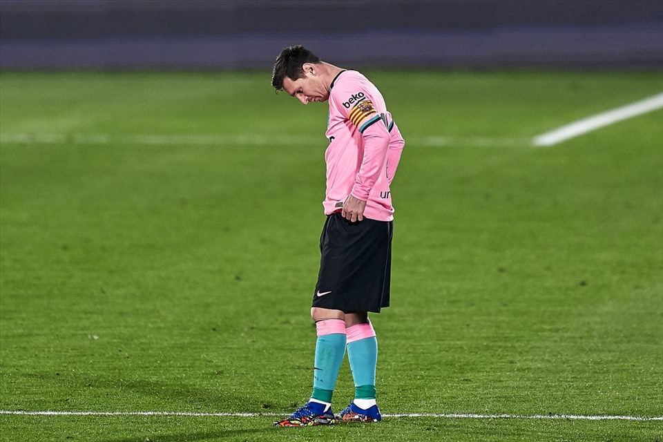 Lionel Messi cũng mệt mỏi không kém và Barcelona thua trận đầu tiên dưới thời Ronald Koeman. Ảnh: Getty Images