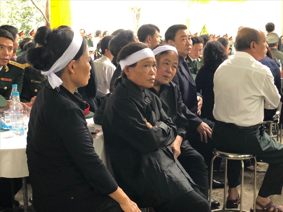 Dì của liệt sĩ Đinh Văn Trung (thứ hai từ trái) kể về cháu mình. Ảnh: Hà Liên