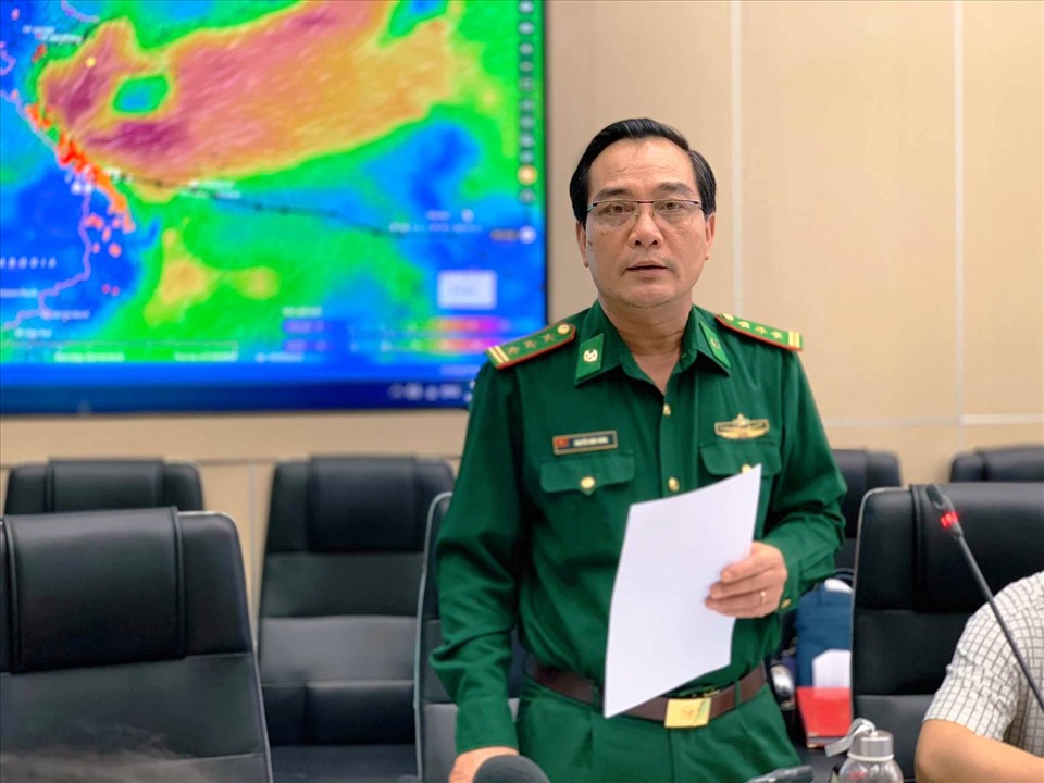 Đại diện Bộ Tư lệnh Bộ đội Biên phòng thông tin về tình hình cứu trợ người dân bị mưa lũ. Ảnh: Vũ Long