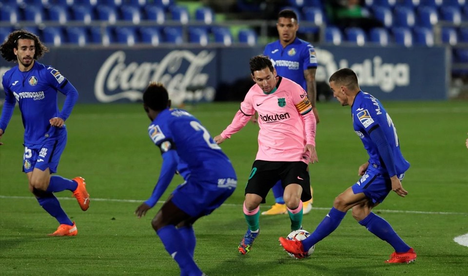 Lionel Messi đang muốn rời xa hơn khu vực giúp anh có thể ghi nhiều bàn thắng để chuyển sang vai trò kiến tạo. Ảnh: Getty Images