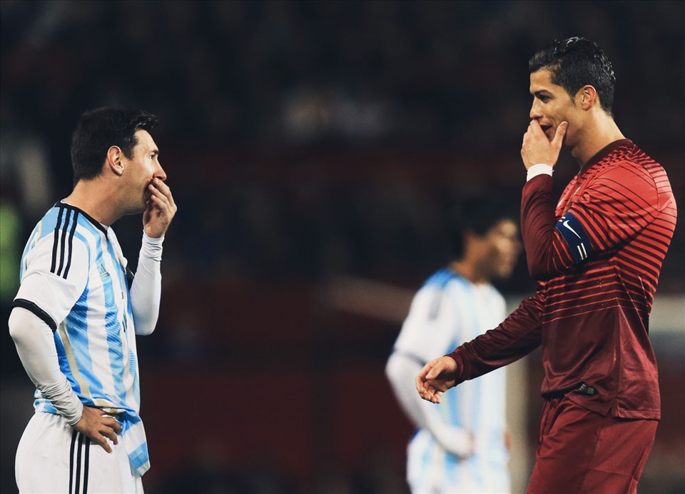 Trong khi Cristiano Ronaldo thích nghi với các vị trí mới để tiếp tục ghi bàn, Messi lại không còn ám ảnh bởi việc lập công. Ảnh: Getty Images