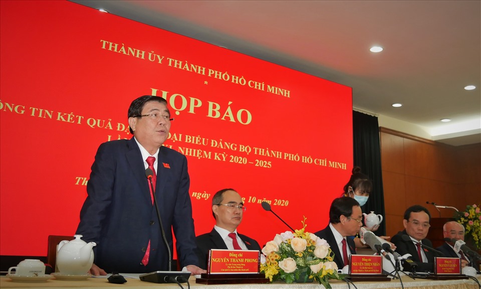 Chủ tịch UBND TPHCM Nguyễn Thành Phong trả lời họp báo trưa ngày 18.10.  Ảnh: Anh Tú