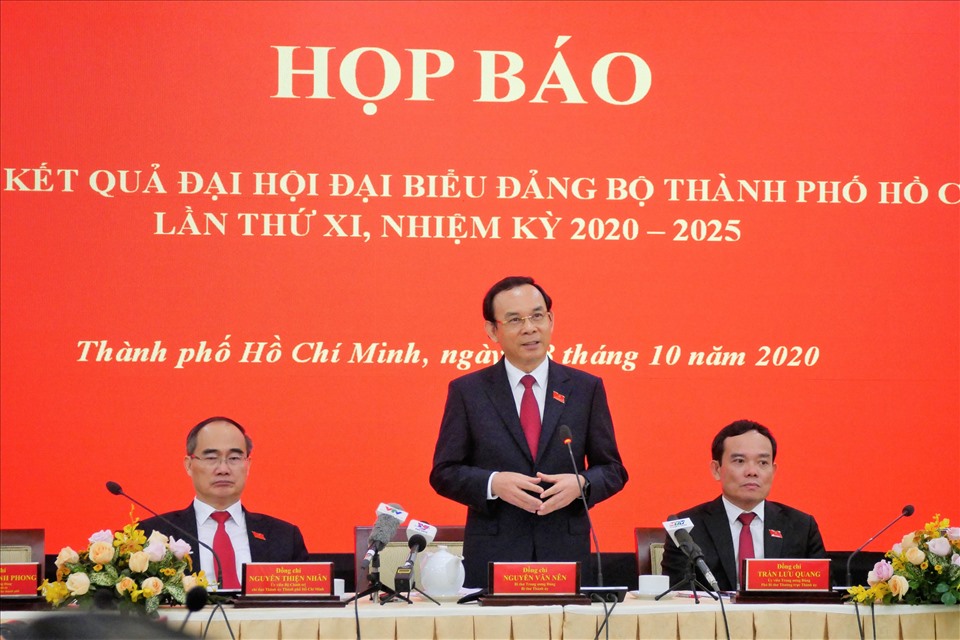 Tân Bí thư Thành ủy TPHCM Nguyễn Văn Nên trả lời họp báo trưa ngày 18.10.  Ảnh: Anh Tú